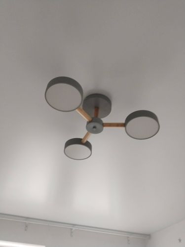 Закреплена люстра на натяжной поверхности, подключены провода, обеспечена надежная фиксация, проверена работа освещения, установлены декоративные элементы, завершены финальные штрихи.