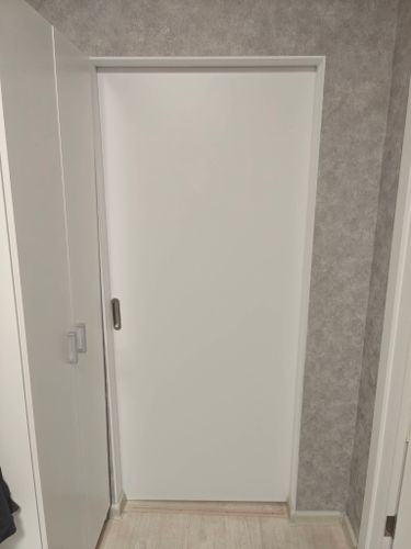 Установка межкомнатной одностворчатой раздвижной навесной двери без отделки проема