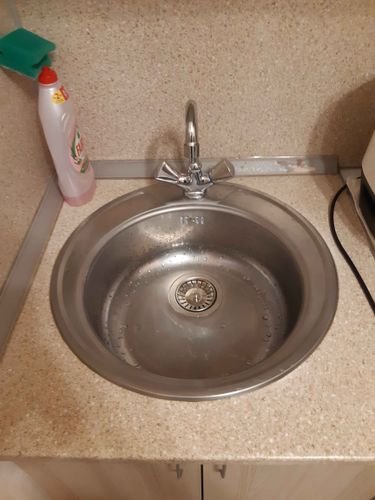 Под раковиной установлен новый сифон, заменены все соединения, устранены протечки, проверена герметичность, обеспечен свободный сток воды, система функционирует исправно.