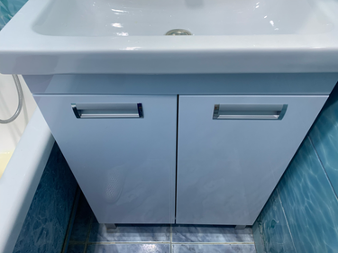 Сборка и навеска зеркального шкафа в ванной комнате