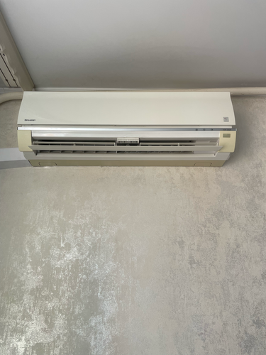 Проведена полная очистка устройства: удалены загрязнения с фильтров, обработаны внутренние элементы, восстановлена эффективность охлаждения, улучшена циркуляция воздуха, устранены неприятные запахи.