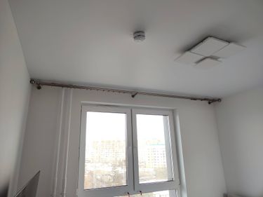 Установлен карниз для штор, закреплён потолочный светильник, смонтирован датчик на потолке.