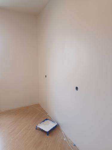 Стены покрыты свежей краской, поверхность гладкая и ровная, без видимых дефектов. Углы аккуратно обработаны, пол защищен от капель. Работа завершена качественно и профессионально.