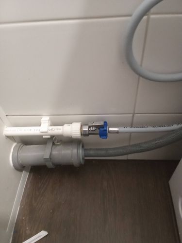 Установка отдельностоящей стиральной машины с подключением