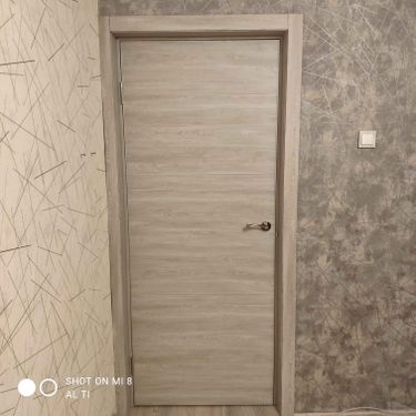 Установлены новые доборы, обеспечивающие плотное прилегание и эстетичное завершение дверного проема. Работа выполнена аккуратно, с учетом всех технических требований и особенностей интерьера.