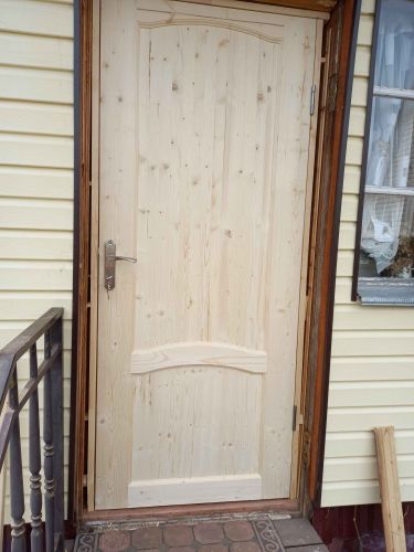 Установлена металлическая дверь, выполнена регулировка петель, закреплены наличники, проверена работа замка, обеспечена герметичность, произведена отделка откосов, удалены строительные остатки.