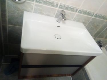 Установлена новая раковина, подключены водопроводные трубы, закреплен смеситель, проверена герметичность соединений, выполнена регулировка уровня, завершена отделка стыков.