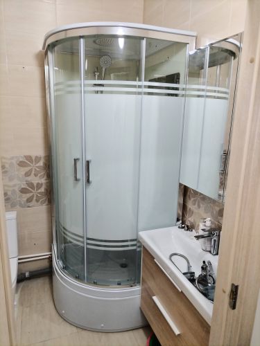 Установлены трубы для подачи воды, подключены душ, раковина и унитаз. Смонтированы смесители, герметично закреплены соединения, проверена система на утечки, обеспечена функциональность сантехники.