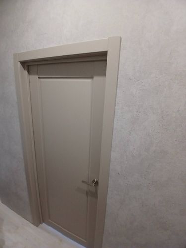 Установлена новая дверь: закреплён короб, навешено полотно, врезана фурнитура, отрегулированы петли, обеспечена плавная работа замка, завершена отделка откосов.