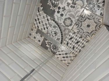 Удаление препятствия в канализации завершено. Использованы специализированные инструменты для восстановления нормального потока воды. Система функционирует исправно, обеспечивая комфорт.