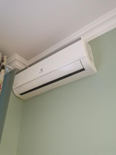 Проведена очистка фильтров, удаление пыли с внутренних элементов, дезинфекция системы, проверка дренажа, восстановление работы устройства, улучшение воздушного потока.