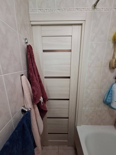 Установлена складная дверь, закреплены направляющие, произведена регулировка полотен, обеспечена плавная работа конструкции, выполнена отделка проема, проверена надежность креплений.