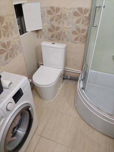 Установлены трубы для подачи холодной и горячей воды, подключены сантехнические приборы: унитаз, душевая кабина, стиральная машина. Проведены работы по герметизации и тестированию системы.