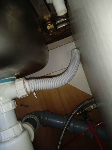 Установлено новое оборудование, подключены гибкие шланги, герметично закреплены соединения, проверена работа системы, устранены протечки, обеспечена надежность и функциональность.