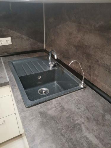 Установлена кухонная поверхность с вырезом под мойку, выполнены точные замеры, аккуратная обработка краев, надежная фиксация, обеспечена функциональность и эстетика интерьера.