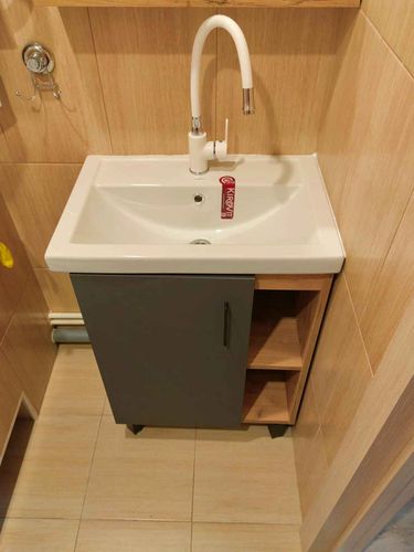 Установлена раковина с краном, подключены трубы, закреплен шкаф под мойкой, проверена герметичность соединений, выполнена регулировка сливной системы, произведена чистка рабочей зоны.