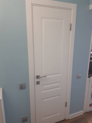 Установлена новая деревянная створка, закреплены петли, врезана ручка, отрегулированы замки, выполнена отделка проема, проверена плавность открывания и закрывания, обеспечена надежность конструкции.