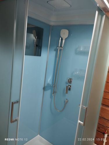 Установлена современная душевая конструкция с функцией гидромассажа. Подключены все коммуникации, закреплены панели, смонтированы двери и установлено оборудование для водных процедур.