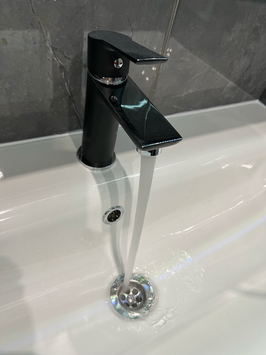 Установлен новый водопроводный кран в ванной комнате, обеспечивающий стабильный поток воды. Проведены работы по демонтажу старого оборудования и монтажу современного устройства.