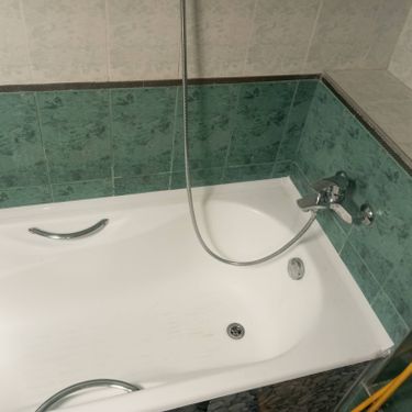 Обновлены стыки вокруг ванны, нанесен свежий слой герметика, обеспечивающий защиту от влаги и предотвращение протечек. Работа выполнена аккуратно, швы ровные и чистые.