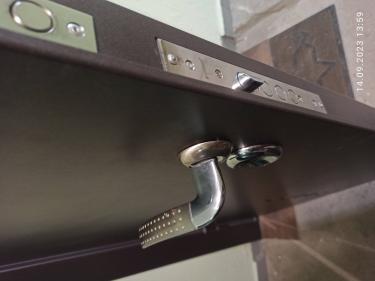 Проведена замена неисправного механизма, установлена новая фурнитура, отрегулирована работа ручки, проверена надежность фиксации, улучшена плавность закрытия двери.