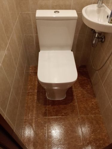 Установлен новый сливной механизм, подключены все коммуникации, проверена герметичность соединений, проведена очистка рабочей зоны, обеспечена функциональность системы.