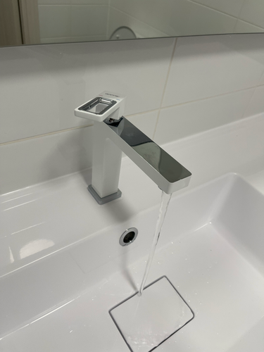 Установлен новый кран, подключены водопроводные трубы, проверена герметичность соединений, обеспечена стабильная подача воды, проведена очистка рабочей зоны.