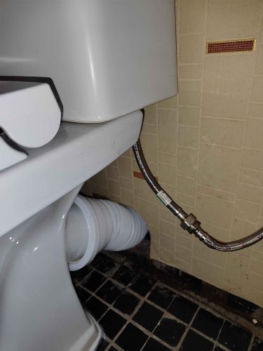 Установлено новое сантехническое оборудование, подключены коммуникации, обеспечена герметичность соединений, проверена функциональность системы, проведена окончательная уборка рабочей зоны.