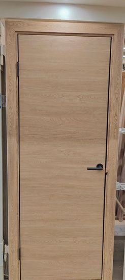 Установлена новая створка, закреплены петли, врезана ручка, отрегулировано полотно, проверена плавность открывания, зазоры устранены, завершена отделка наличниками.