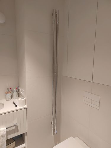 Закреплён прибор на стене, подключён к электросети, проверена работоспособность, обеспечена надёжная фиксация, соблюдены меры безопасности, завершён монтаж в ванной комнате.