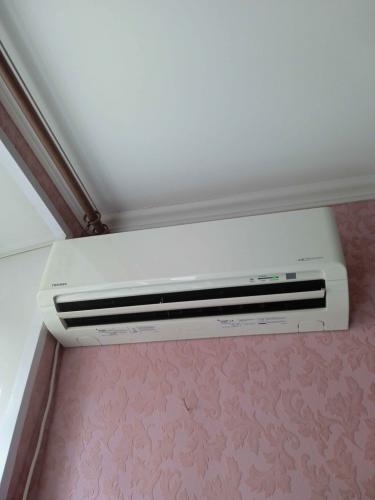 Проведена диагностика системы, заменены фильтры, устранены неполадки в электросхеме, заправлен фреон, очищен теплообменник, проверена работа вентилятора, восстановлена герметичность.