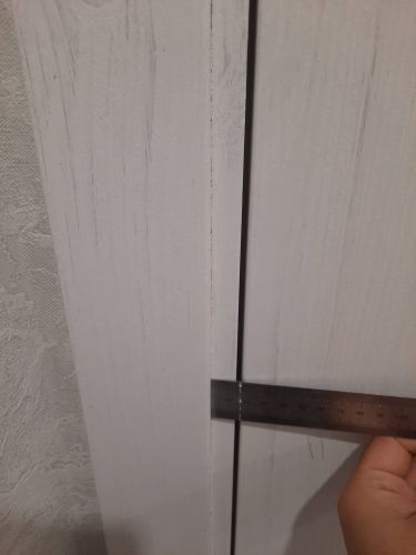 Установлена деревянная створка, выровнены петли, закреплён наличник, проверена ровность зазоров, отрегулирована фурнитура, обеспечена плавность закрывания, завершена отделка проёма.