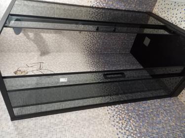 Установлена душевая колонка, закреплена на стене, подключены водопроводные трубы, проверена герметичность соединений, смонтированы стеклянные двери, обеспечена функциональность системы.