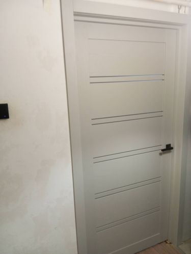 Установлена новая межкомнатная дверь, закреплена коробка, навешено полотно, врезан замок, прикреплены ручки, отрегулированы петли, обеспечена плавная работа, завершена отделка проема.