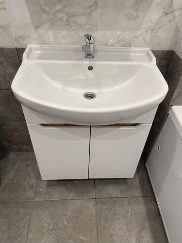 Установлена раковина с подключением смесителя и сливной системы, проведено герметичное соединение труб, проверена работа водоснабжения, закреплена конструкция на тумбе, выполнена очистка поверхности.