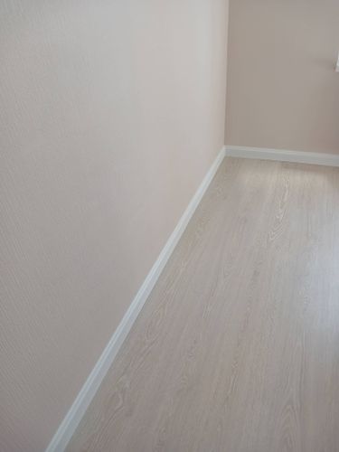 Монтаж полиуретанового/дюрополимерного/полистиролового плинтуса Монтаж плинтуса на угол комнаты