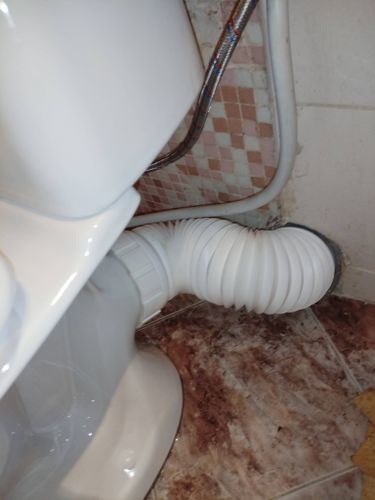 Заменена гофра, устранена протечка, обновлено соединение с канализацией, закреплены крепежи, проверена герметичность, очищена поверхность, установлена новая прокладка, проведена проверка функциональности.