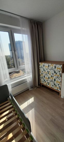 Собран новый предмет мебели: установлены ящики, закреплены направляющие, прикручены ручки. Все детали плотно соединены, конструкция устойчива, готова к использованию.