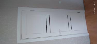 Установлена новая створка, закреплены петли, врезан замок, отрегулирована фурнитура, выполнена отделка проема, проверена плавность открывания и закрывания, обеспечена надежная фиксация.