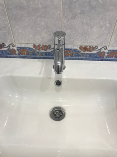 Установлена новая раковина, подключен смеситель, герметично закреплены трубы, проверена система на утечки, обеспечена функциональность и эстетичность. Завершено подключение водоснабжения.