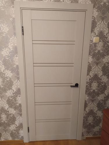 Установлена складная конструкция, закреплены направляющие, выполнено крепление петель, произведен монтаж ручки, проверена плавность открывания и закрывания, завершена отделка проема.