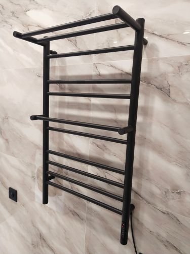 Установлен электрический полотенцесушитель: закреплен на стене, подключен к электросети, проверена работоспособность. Завершены все монтажные действия, обеспечена безопасность использования.