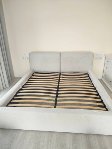 Собрали каркас, установили ламели, закрепили изголовье, проверили устойчивость, выровняли конструкцию, завершили монтаж.