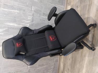 Собрано удобное кресло: установлены подлокотники, прикреплены колеса, закреплена спинка, добавлены подушки для поддержки, проверена устойчивость конструкции.