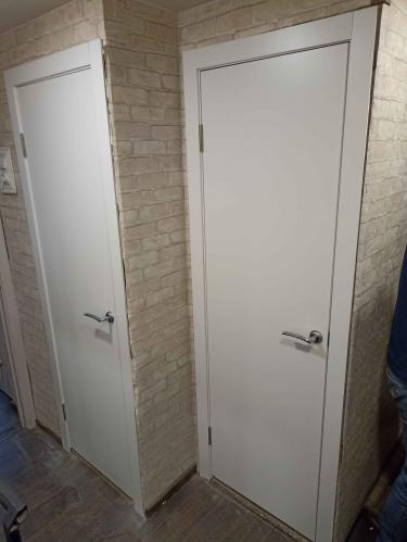 Установлен замок в дверь, выполнено сверление отверстий, закреплены ручки, проведена регулировка механизма, проверена работа, обеспечена надежность и плавность функционирования.