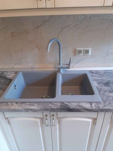 Установлены шкафы, закреплена столешница, вмонтирована мойка, подключен смеситель, оформлен фартук, установлены ручки, проведены розетки. Завершена сборка и монтаж всех элементов кухни.