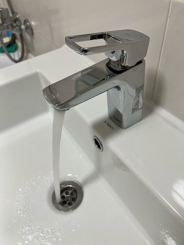 Завершена замена внутреннего механизма в смесителе. Установлен новый элемент, обеспечивающий плавное открытие и закрытие воды. Проверена герметичность соединений, устранены протечки.