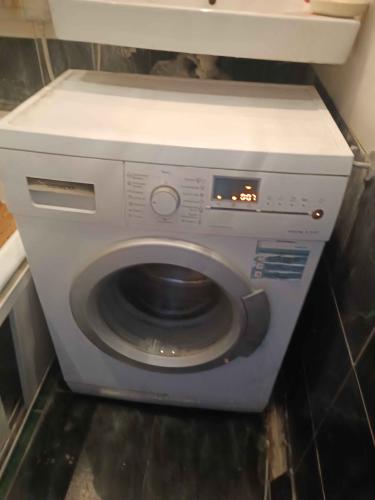 Проведена очистка барабана, фильтра и лотка для моющих средств. Удалены накипь и загрязнения. Проверены шланги и уплотнители. Обеспечена исправная работа устройства.