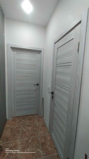 Установлена новая створка, закреплены петли, врезан замок, отрегулирована фурнитура, проверена плавность открывания, завершена отделка проема, обеспечена надежная фиксация конструкции.