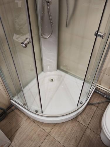 Установка душевой кабины шириной до 90 см